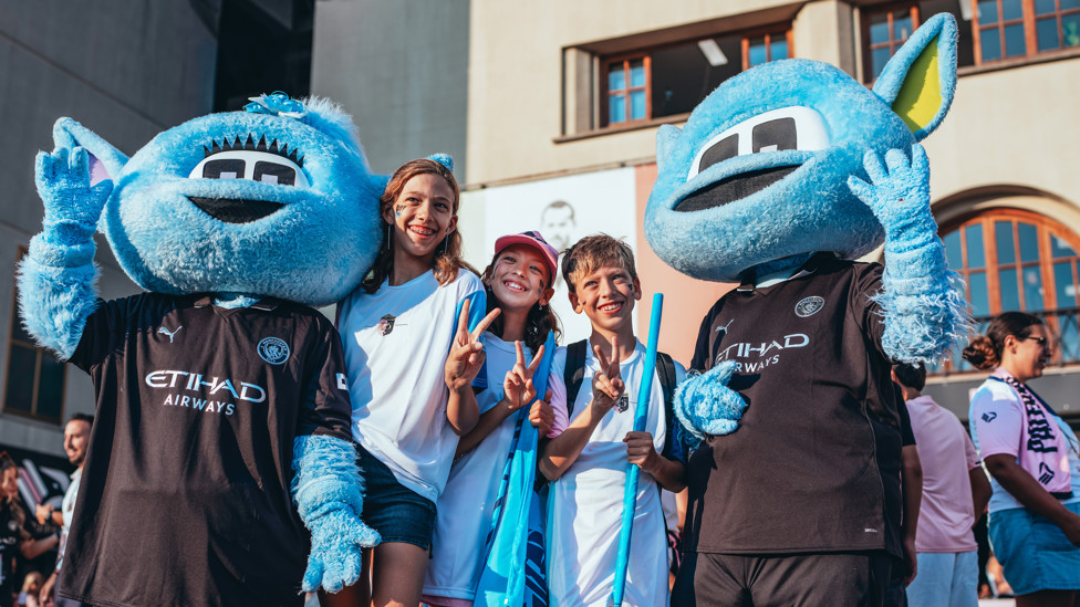 ALL SMILES : Good vibes with Moonchester and Moonbeam outside the stadium.