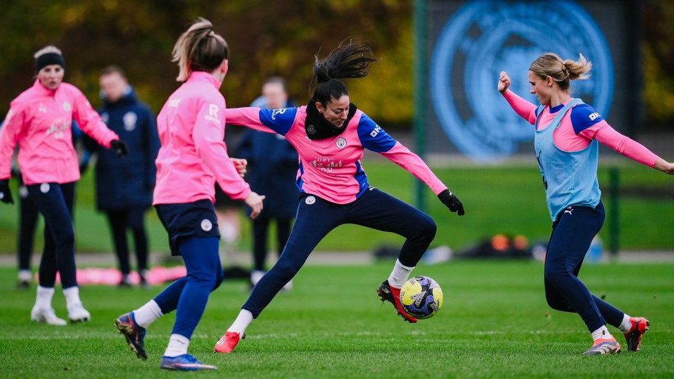 ONE ON ONE : Leila Ouahabi runs at Kerstin Casparij