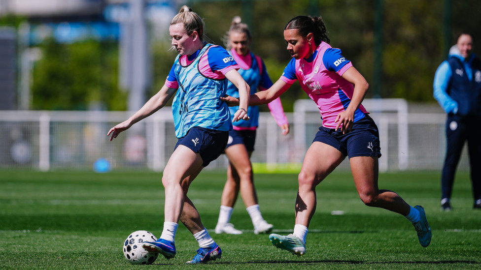 WING PLAY : Lauren Hemp shields the ball from Iman Beney.