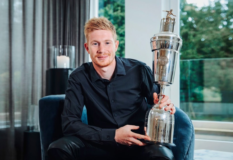 9 SEPTEMBER : Kevin De Bruyne menjadi pemain pria City pertama yang  memenangkan penghargaan PFA Player of the Year setelah musim yang mengesankan.
