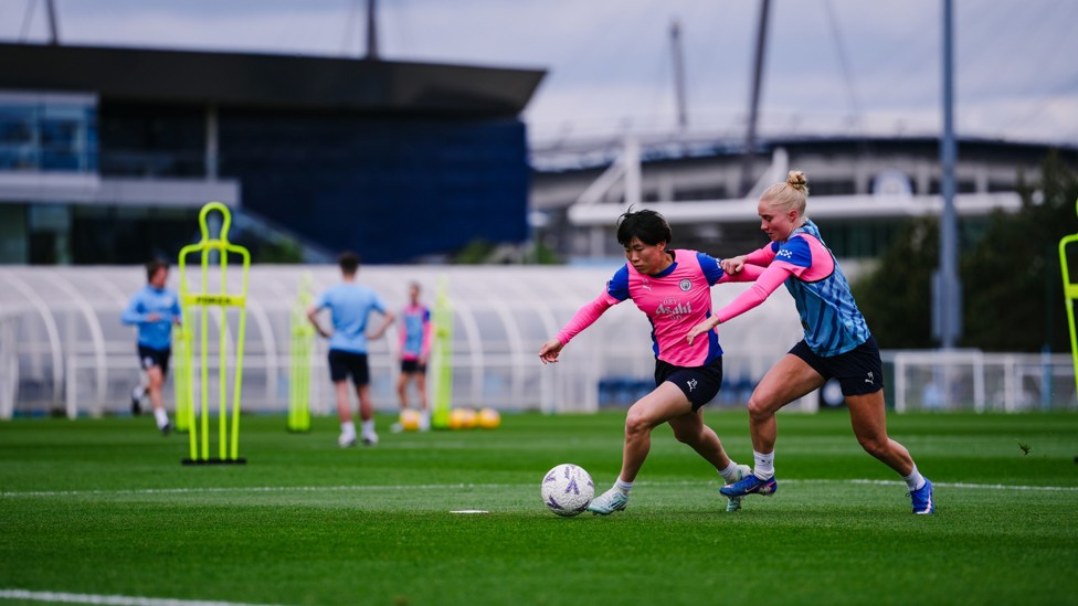 FRENEMIES : Aoba Fujino and Laura Blindkilde Brown fight for the ball.