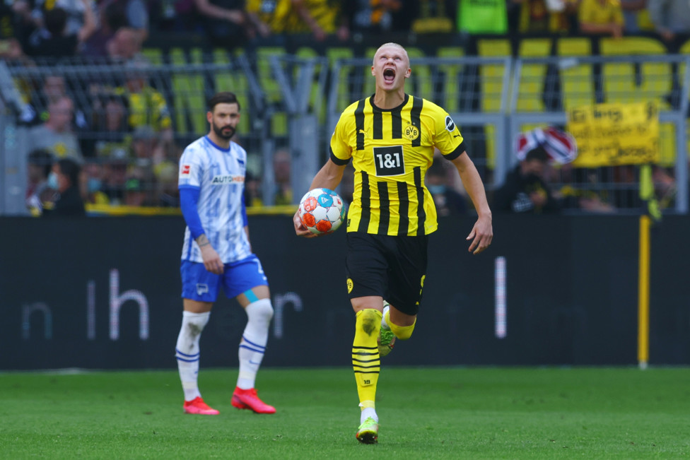 GOLEADOR SIN FRENO : Haaland celebra un gol con el Borussia Dortmund.
