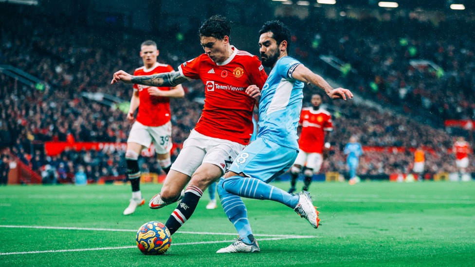 BATLLE : Gundogan goes into a 50/50 with Lindelof in the second half.