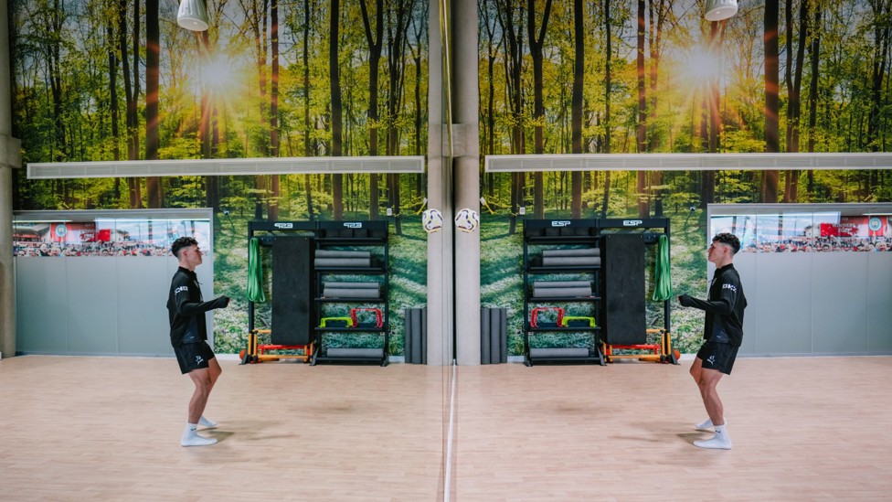 BACK AT YOU : Foden in the gym