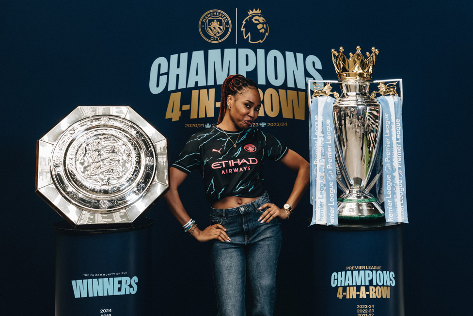 Torcedora do City posa com os troféus na Futbol Emotion de Lisboa 
