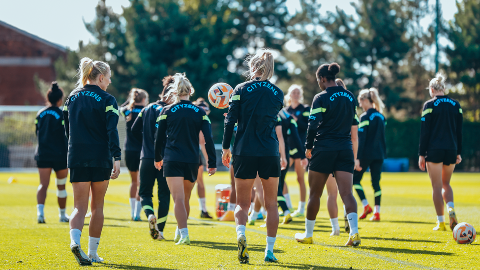 SQUAD GOALS : The team prepare for the next drill