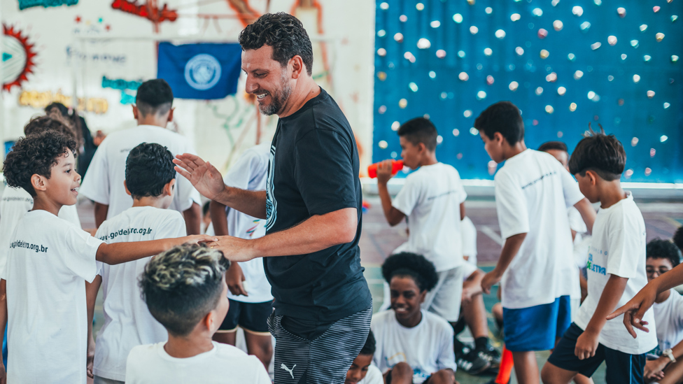COACHING TIPS : Elano encourages project participants on the pitch. 