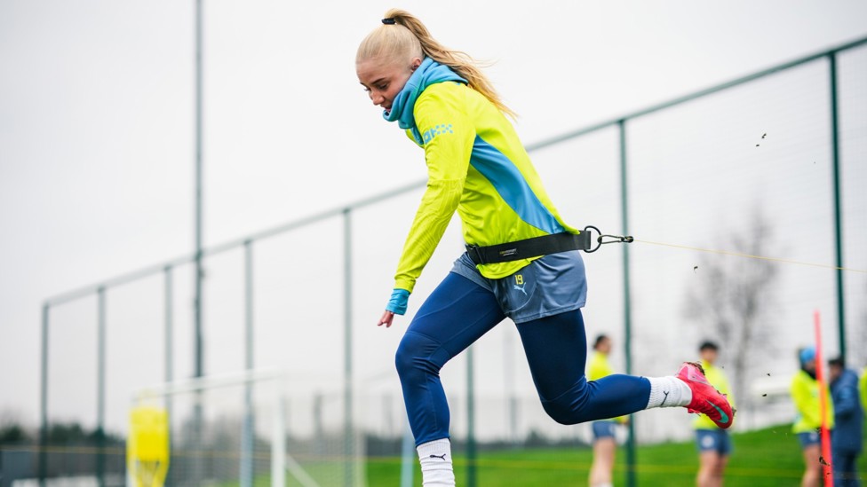 DRIVING FORCE  : Laura Blindkilde Brown sprints!