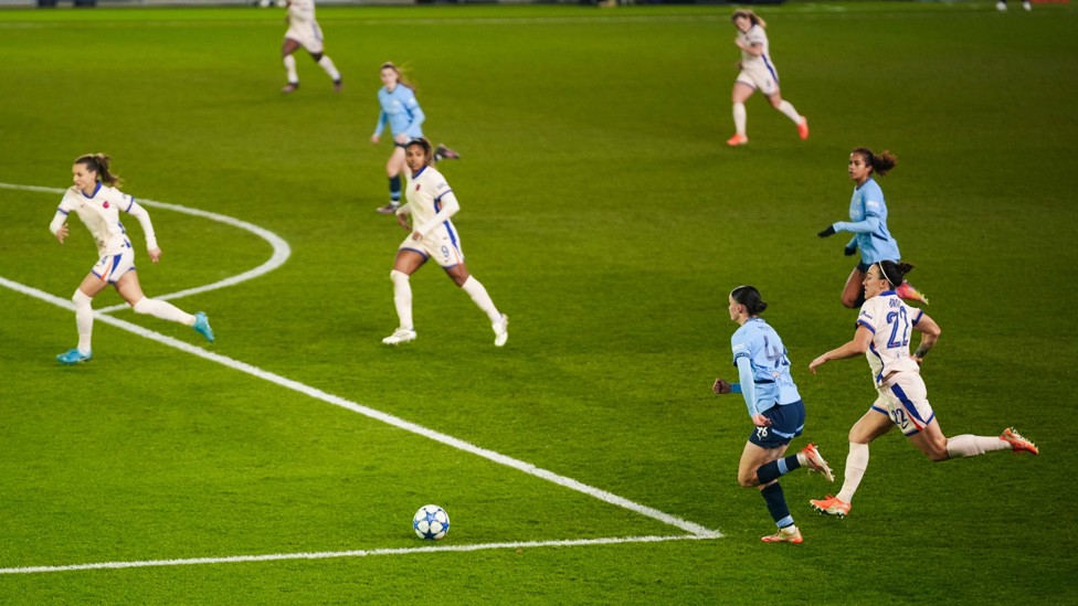 SPEED  : Lily Murphy bursts into the box.
