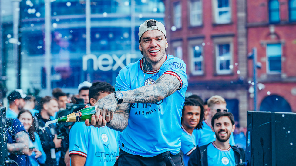 SERAHKAN KE EDY: Ederson memulai pestanya