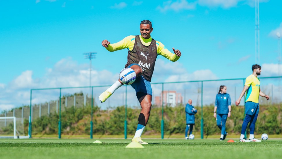 MAGIC TOUCH : Manuel Akanji on the ball