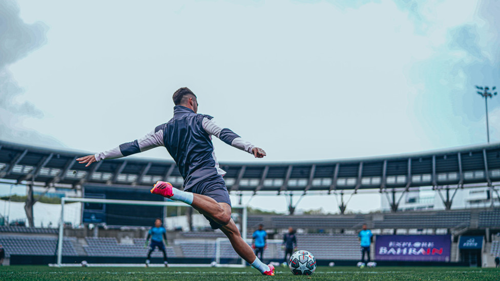 FER-ROCIOUS : Torres gets set to strike at goal.