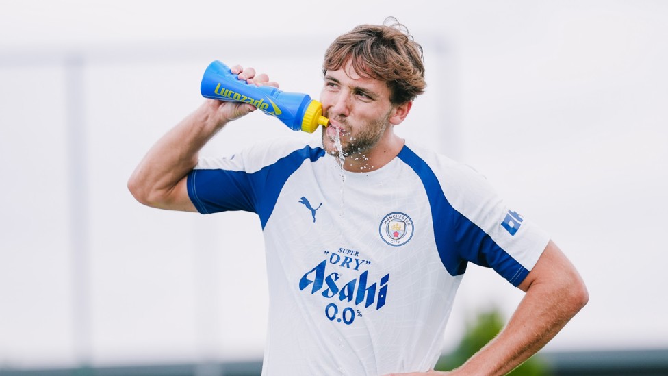HYDRATION STATION : Nico Gonzalez refuels