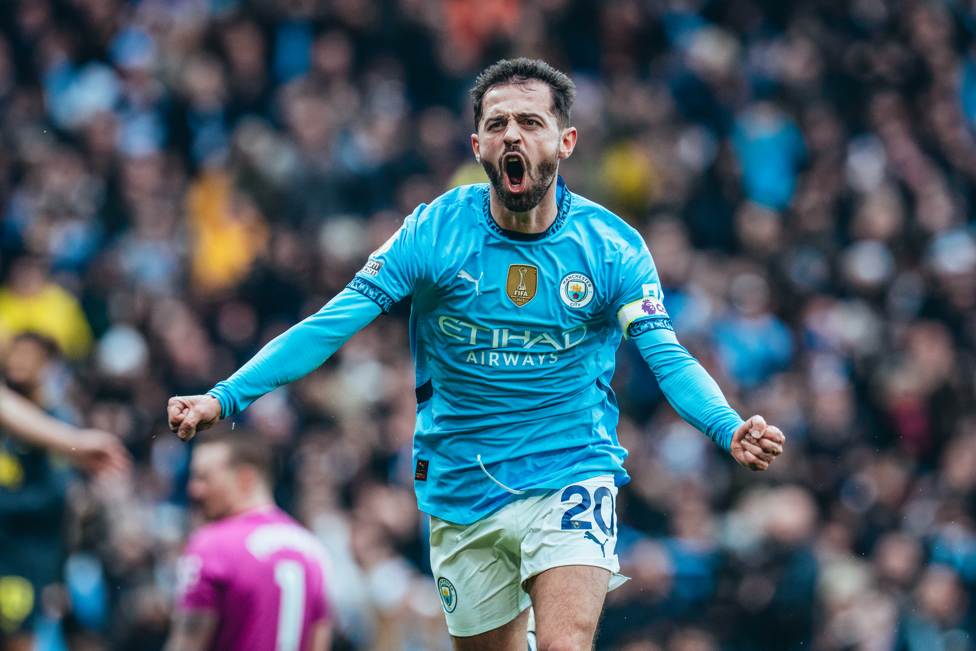 Bernardo comemora o gol que abriu o placar. 