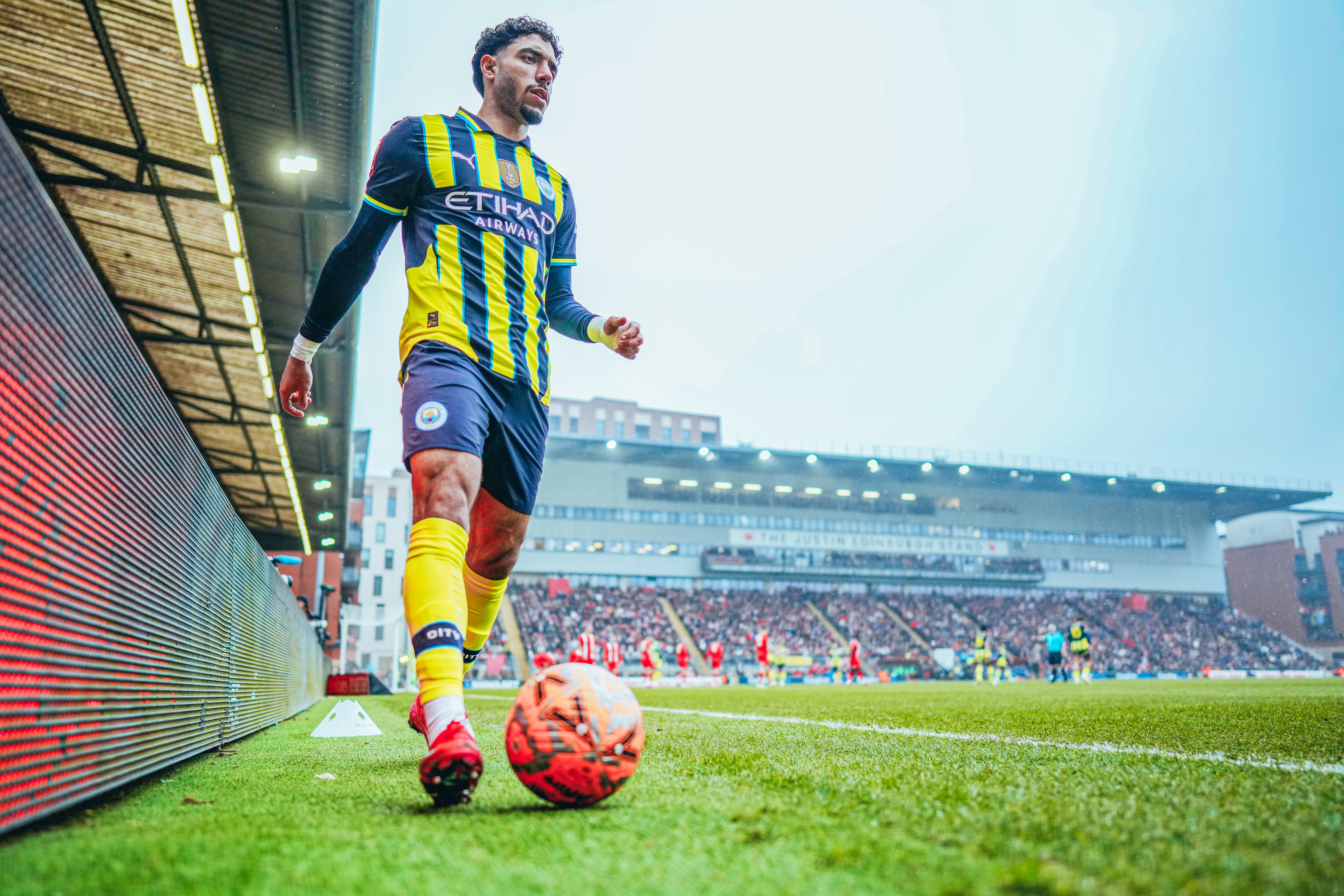 Marmoush quase empatou no fim do 1º tempo.