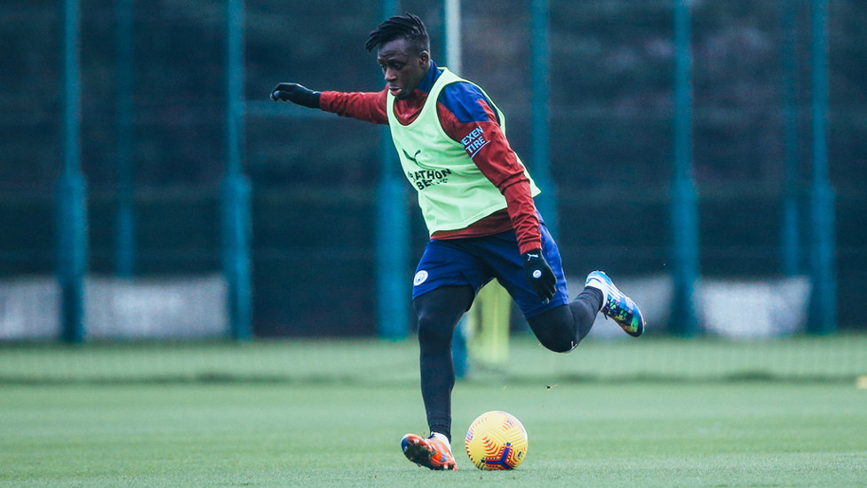 SIAP-SIAP!: Benjamin Mendy mengambil ancang-ancang