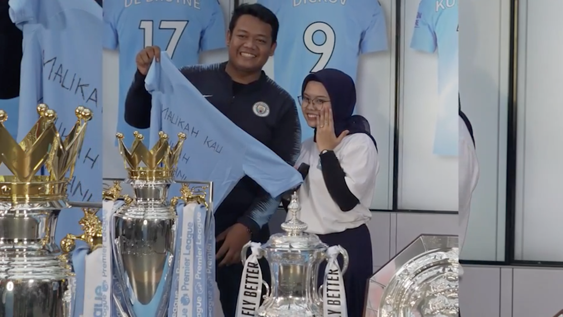 Bunga Cinta Berlatarkan Trofi Juara Man City