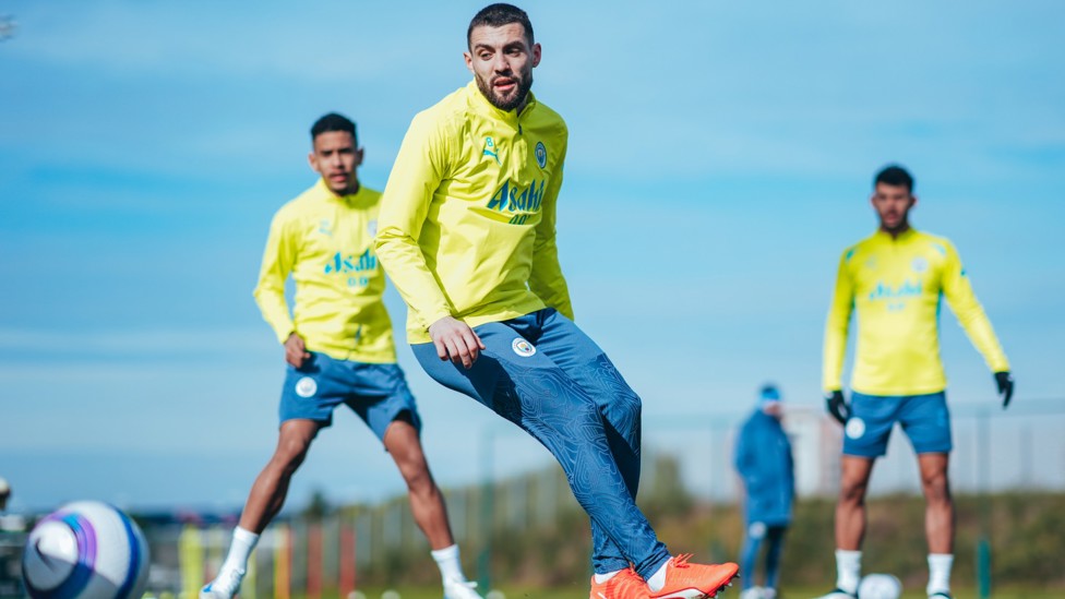 KOVA CLASS : Eyes on the ball from Mateo Kovacic as Matheus Nunes and Savinho look on