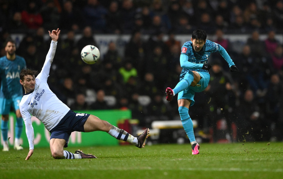PEÇA IMPORTANTE : Son finaliza para um de seus gols contra o Preston. 