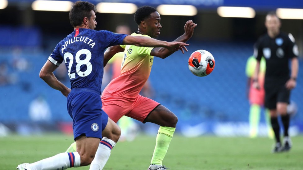 SIBUK : Sterling berusaha melewati Azpilicueta