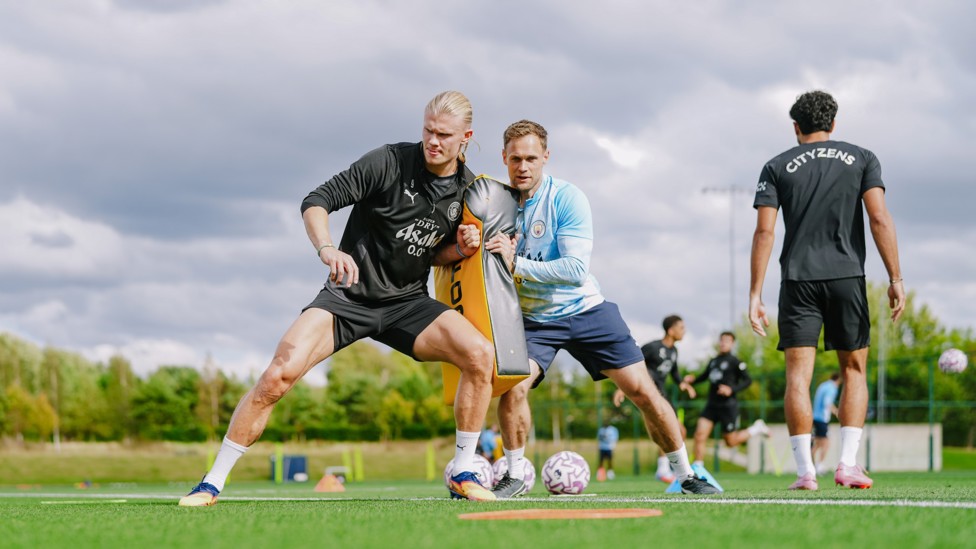 STRENGTH  : Erling Haaland's physical capabilities are tested. 