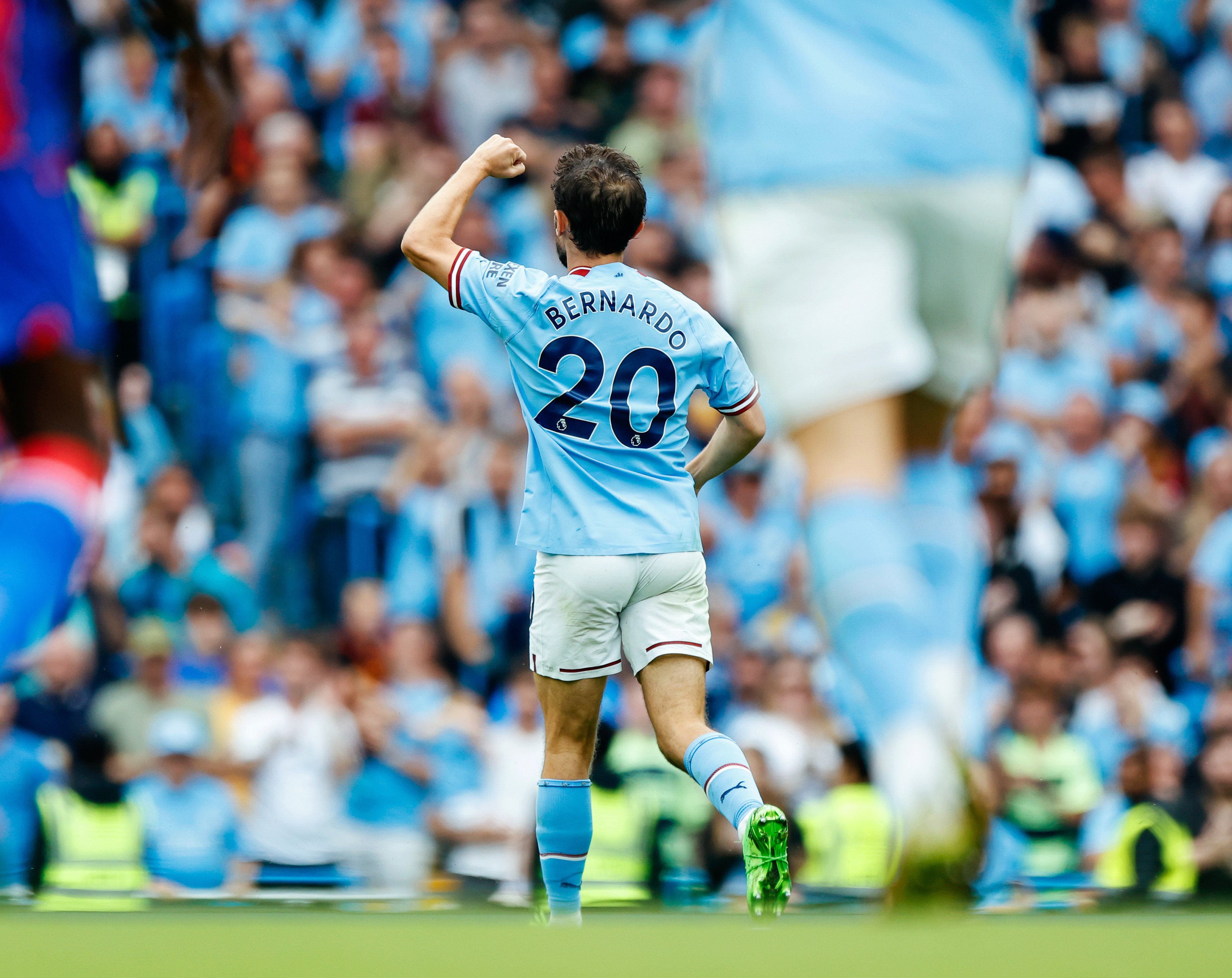 Bernardo começa a reação. 