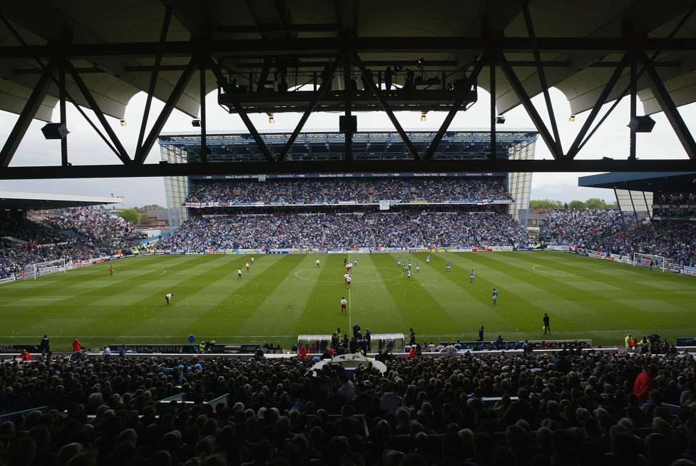 ANTIGA CASA  : Maine Road, estádio onde o City mandou seus jogos por 100 anos.