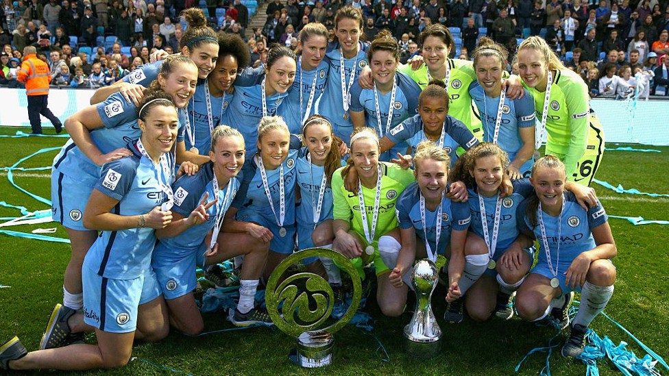 SETEMBRO DE 2016 : O City termina a temporada sem perder um único jogo, coroando os campeões da FA WSL pela primeira vez.