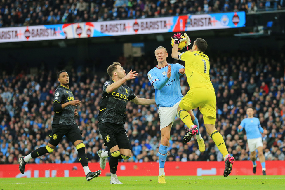 GOL ANULADO : Haaland faz falta em Martínez no que seria o segundo gol do City.