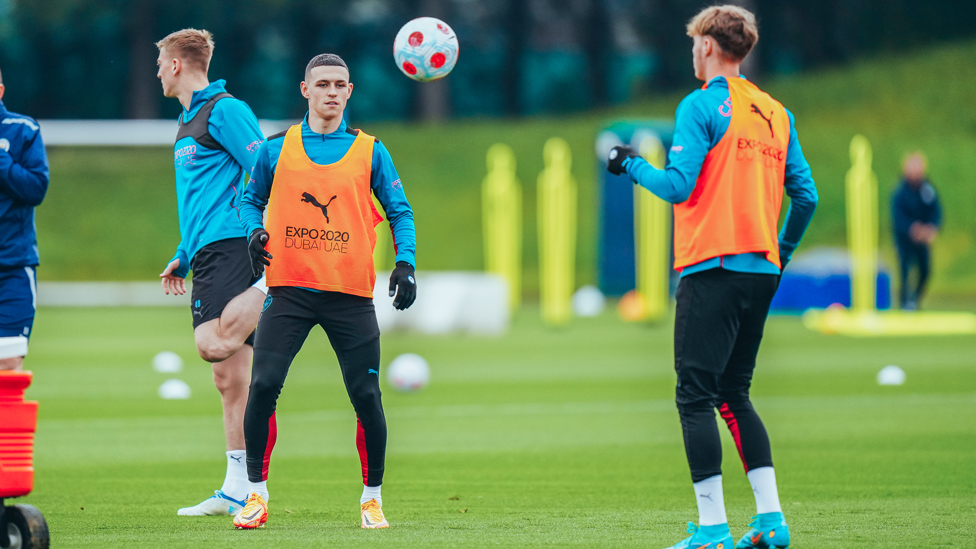 KEEPY UPPIES : Phil Foden and Cole Palmer test each other's touch