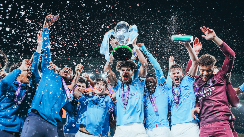 JUARA : Tim Under-18 kami dinobatkan sebagai juara Nasional PL U18 setelah menang 2-1 atas West Ham di final.