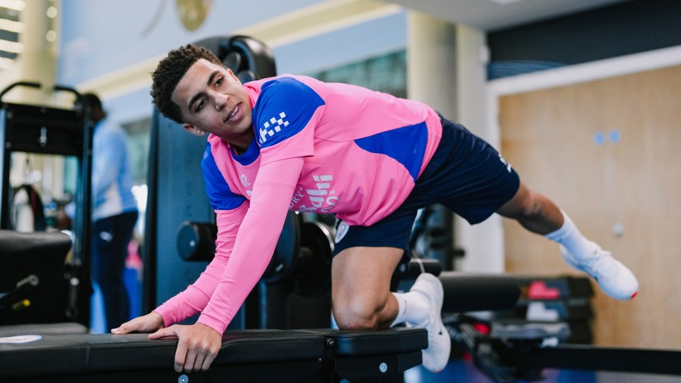 MOBILITY WORK : Rico Lewis gets himself limber