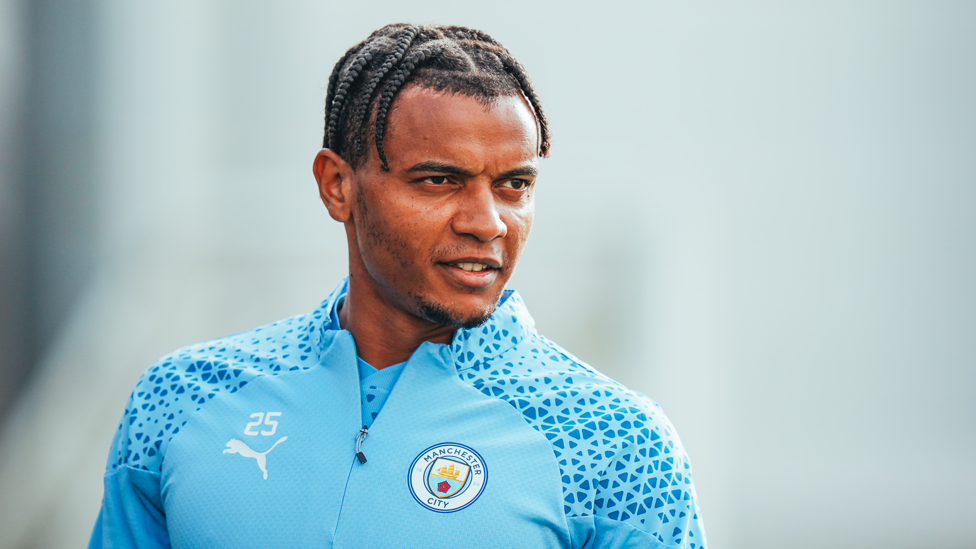 DEFENSIVE DILIGENCE : Manuel Akanji focuses up