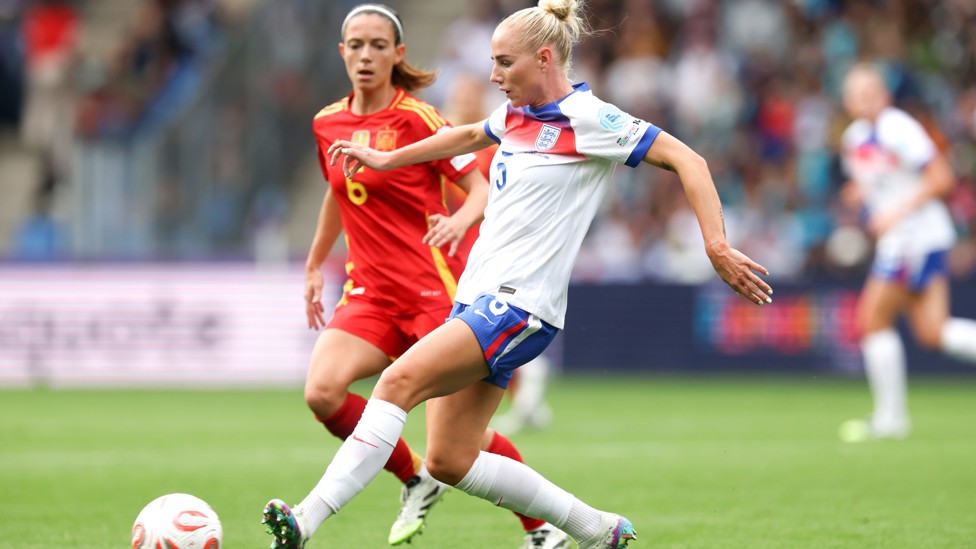 TRANQUILA Y SERENA : Alex Greenwood reparte el juego.
