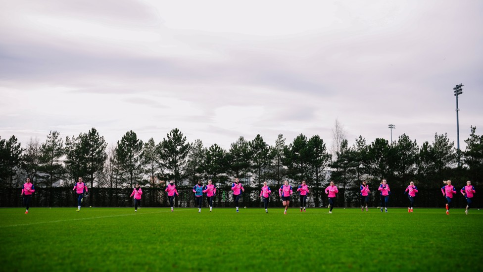 SQUAD GOALS : The girls warm up