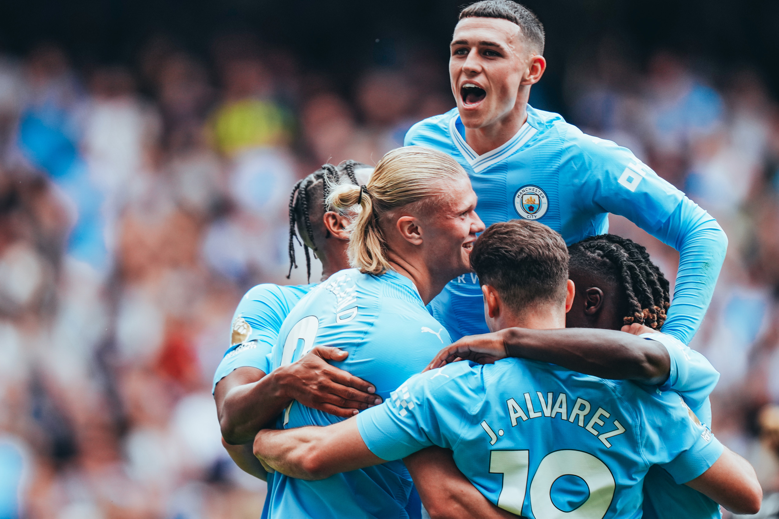 City goleia o Fulham e dispara na liderança da Premier League! 