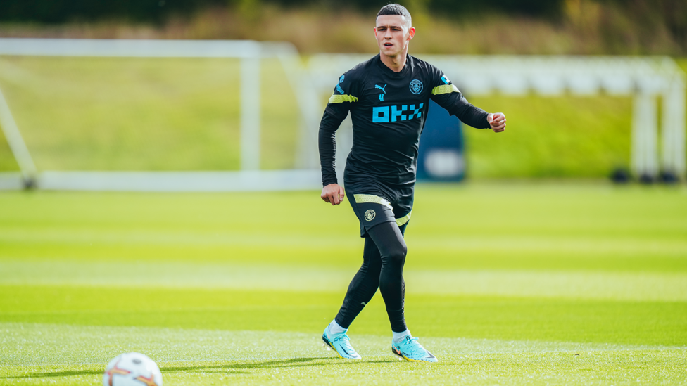 FANTASTIC MR. FODEN : Phil on the look out for the pass