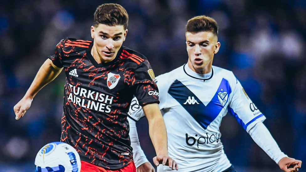 JULIÁN Y MÁXIMO. Ahora compañeros, en la foto rivales con River y Vélez