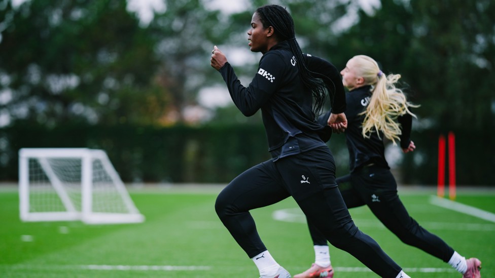 SPRINT TEST : Khadija 'Bunny' Shaw against Laura Blindkilde Brown