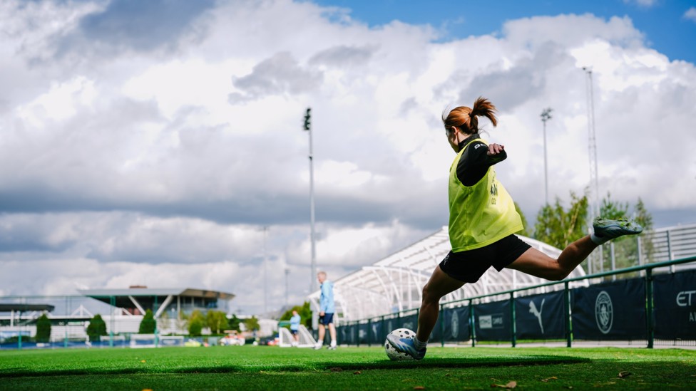 SET PIECE PRO : Yui Hasegawa whips a ball into the box.