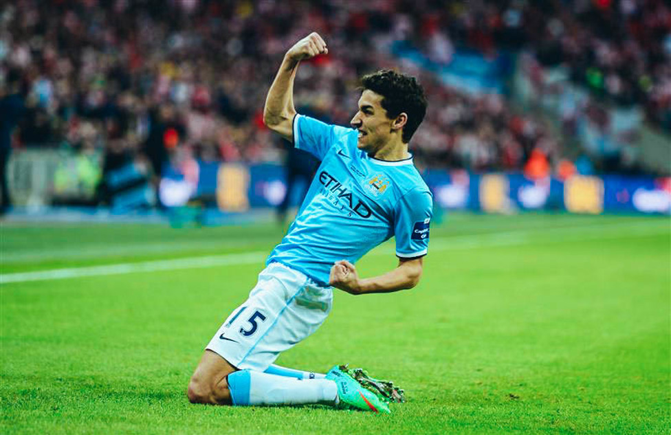 Comemorando um dos oito gols que marcou pelo time Skyblue.
