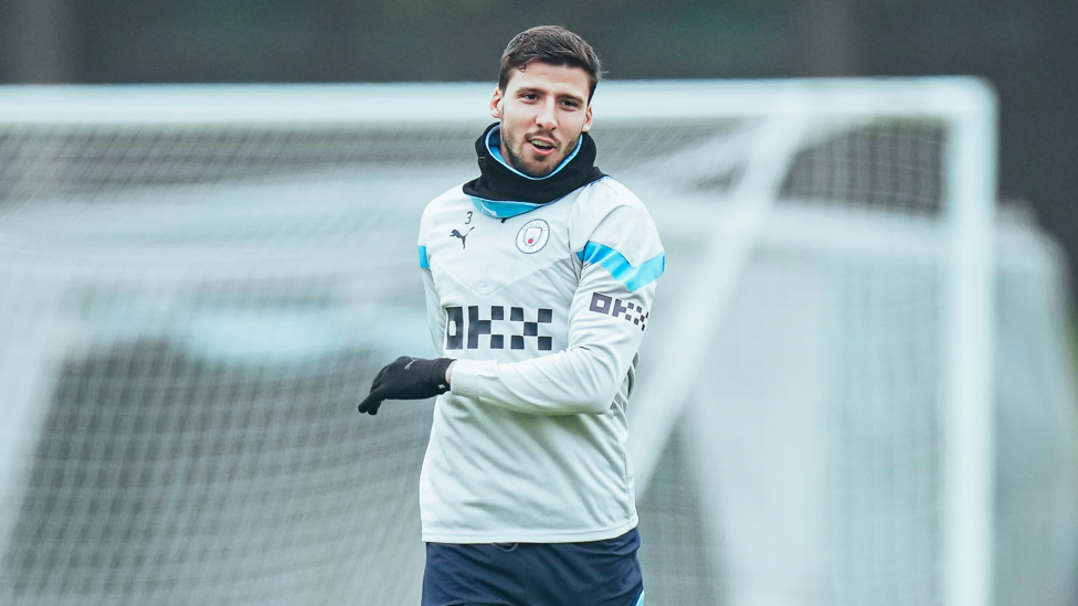 DE VOLTA  : Primeira visão de Rúben Dias de volta aos treinos no CFA.
