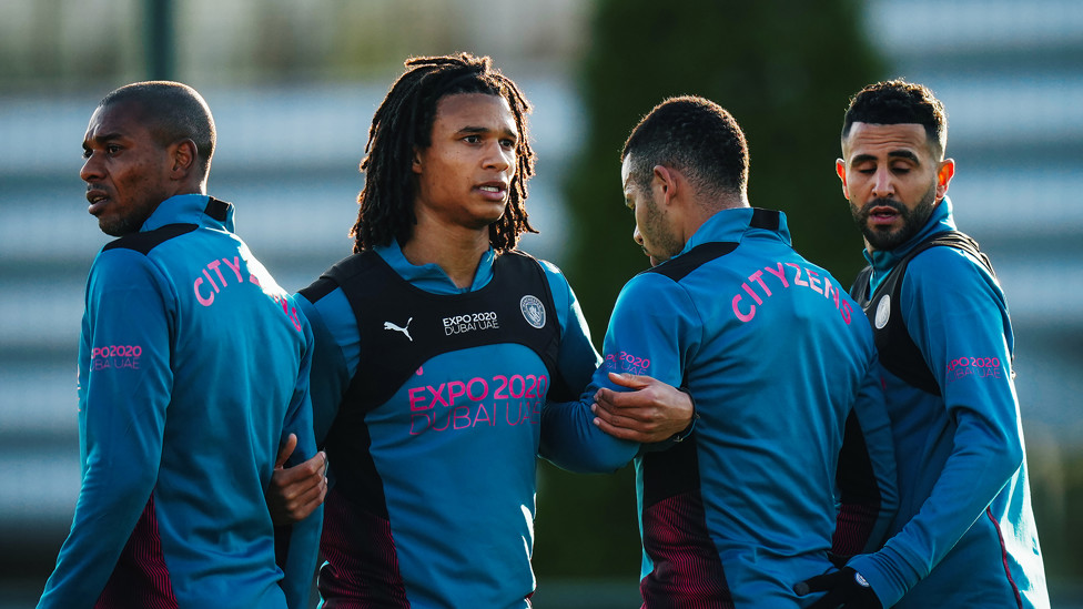 PERTAHANAN SOLID : Fernandinho, Nathan Ake, Gabriel Jesus dan Riyad Mahrez membentuk benteng