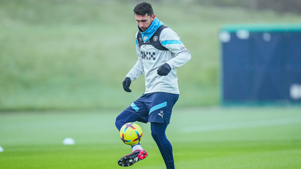 JOGO RÁPIDO : Aymeric Laporte mantém o controle da bola.
