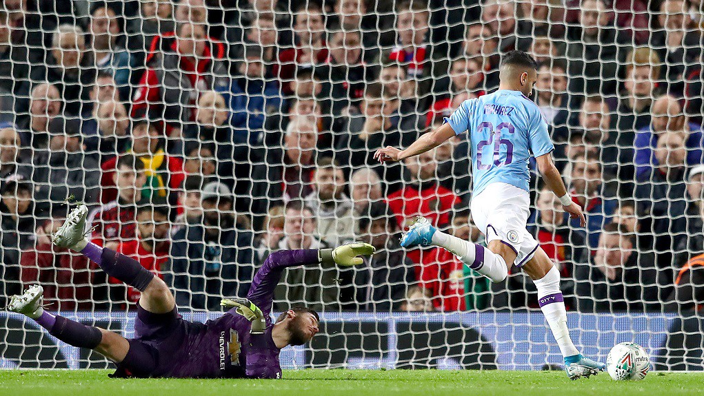 Mahrez cortou De Gea para marcar o segundo