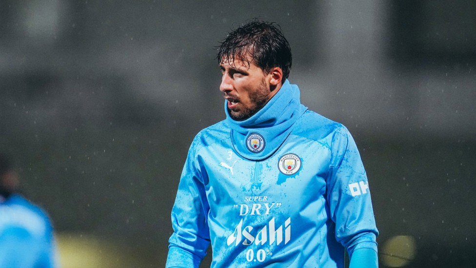 POWER SHOWER : Ruben Dias in the rain