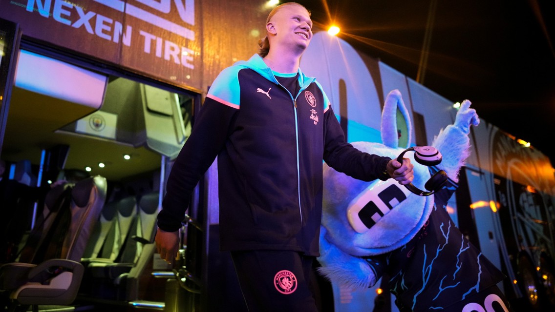 HAPPY HAALAND: Erling in good spirits when arriving at the stadium.