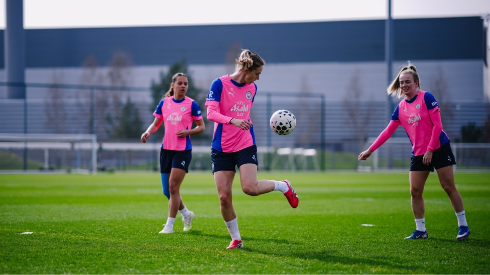 How's your touch? : Vivianne Miedema with the close control