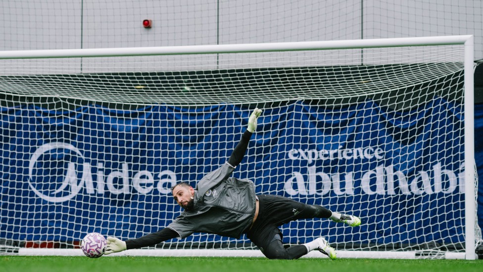 DOWN LOW : Gianluigi Donnarumma makes the save