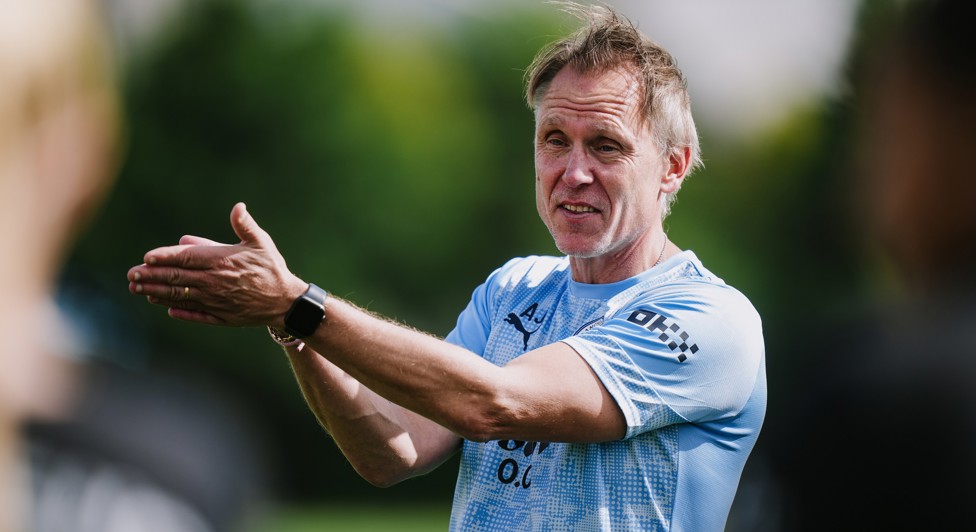 THE GAFFER : Andrée Jeglertz shares advice with his players